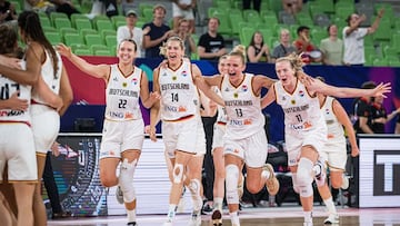 Emily Bessoir, Sonja Greinacher, Leonie Fiebich y Marie Guelich, jugadoras de Alemania, celebran el pase a cuartos.