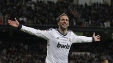Gonzalo Higuaín, delantero del Real Madrid, con 'pie y medio' en la Juve.