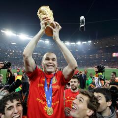 Así ha sido la carrera de Andrés Iniesta: palmarés, estadísticas, goles y en qué equipos ha jugado