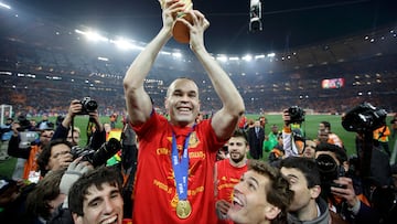 Spain's Andres Iniesta holds the World Cup trophy after the 2010 World Cup final soccer match between Netherlands and Spain at Soccer City stadium in Johannesburg July 11, 2010. REUTERS/Kai Pfaffenbach (SOUTH AFRICA - Tags: SPORT SOCCER WORLD CUP IMAGE OF THE DAY TOP PICTURE)
MUNDIAL SURAFRICA 2010
PARTIDO FINAL
HOLANDA - SELECCION ESPAÑOLA ESPAÑA
CELEBRACION CAMPEONES DEL MUNDO 2010
COPA TROFEO
PUBLICADA 12/07/10 NA MA03 1COL