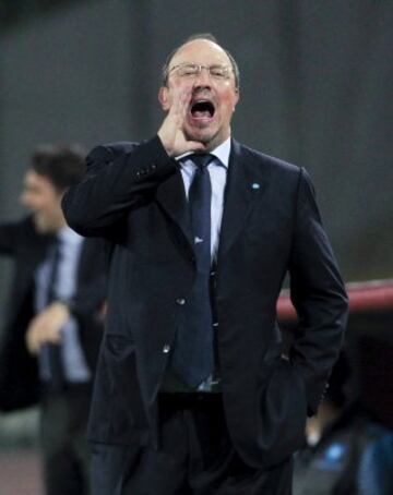 Rafa Benítez es un entrenador con mucho carácter y polémico que  combina una disciplina táctica con una dura preparación física.