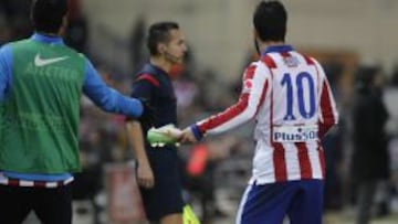 Arda Turan, tras recoger la bota.