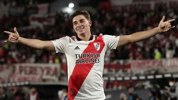 Julián Álvarez celebra un gol con River Plate.