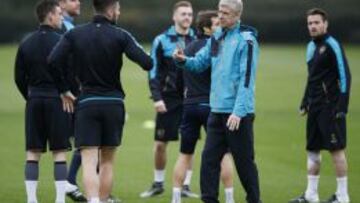 Wenger habla con Giroud en el entrenamiento.
