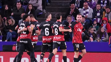 VALLADOLID, 27/09/2024.- Los jugadores del RCD Mallorca celebran tras anotar un gol durante el partido de LaLiga en Primera División que Real Valladolid y RCD Mallorca disputan este viernes en el estadio José Zorrilla. EFE/R.García
