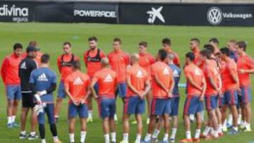 Nuno habla con su equipo, en Paterna.