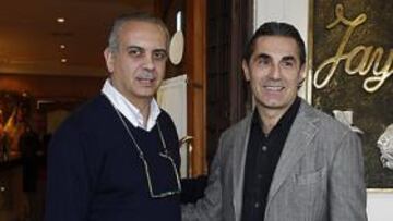 <b>JUNTOS AYER EN SEVILLA. </b>José Luis Sáez y Sergio Scariolo posaron ayer antes de reunirse en un restaurante de la capital andaluza.