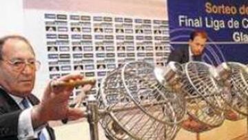 <B>MÍTICO.</B> Paco Gento fue el encargado de sacar las bolas del sorteo que formaron el número de la suerte para los socios madridistas.