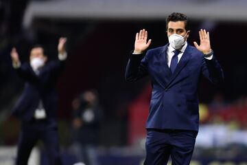 Michel Leaño se convierte en el segundo técnico interino del Guadalajara en debutar en un partido frente al América.