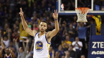 OAKLAND, CA - NOVEMBER 07: Stephen Curry #30 of the Golden State Warriors reacts after teammate Klay Thompson #11 of the Golden State Warriors made a three-point basket against the New Orleans Pelicans at ORACLE Arena on November 7, 2016 in Oakland, California. NOTE TO USER: User expressly acknowledges and agrees that, by downloading and or using this photograph, User is consenting to the terms and conditions of the Getty Images License Agreement.   Ezra Shaw/Getty Images/AFP
 == FOR NEWSPAPERS, INTERNET, TELCOS &amp; TELEVISION USE ONLY ==