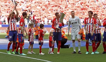 Fernando Torres ofrece la Europa League a los aficionados.