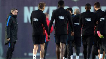 Valverde observa a sus jugadores en el entrenamiento de este mi&eacute;rcoles.