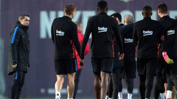 Valverde observa a sus jugadores en el entrenamiento de este miércoles.