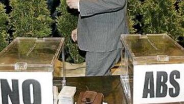 <b>SALIDA. </b>Lendoiro tiene claro que debe marcharse del Deportivo y busca la mejor fórmula.