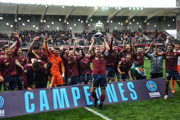 La plantilla celebra el ascenso con la copa de campen del Grupo I.