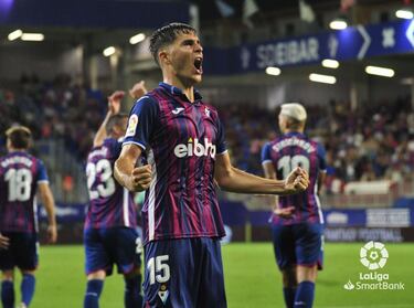 El lateral del Eibar se sacó un potentísimo disparo, tras un saque de esquina ensayado que batió al portero del Granada. Un seguro atrás y un peligro constante para el equipo rival cuando se suma al ataque.