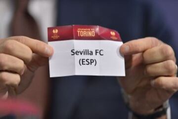 El embajador de la final de Turín, el ex internacional italiano Ciro Ferrera sostiene una tarjeta con el nombre del club de fútbol español Sevilla durante el sorteo de los cuartos de final de la UEFA Europa League en la sede de la UEFA en Nyon.