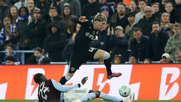 Soccer Football - Premier League - Aston Villa v Chelsea - Villa Park, Birmingham, Britain - March 4, 2026 Aston Villa's Amadou Onana in action with Chelsea's Alejandro Garnacho Action Images via Reuters/Andrew Boyers EDITORIAL USE ONLY. NO USE WITH UNAUTHORIZED AUDIO, VIDEO, DATA, FIXTURE LISTS, CLUB/LEAGUE LOGOS OR 'LIVE' SERVICES. ONLINE IN-MATCH USE LIMITED TO 120 IMAGES, NO VIDEO EMULATION. NO USE IN BETTING, GAMES OR SINGLE CLUB/LEAGUE/PLAYER PUBLICATIONS. PLEASE CONTACT YOUR ACCOUNT REPRESENTATIVE FOR FURTHER DETAILS..