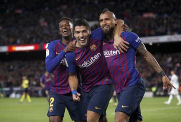 Dembélé, Luis Suárez y Vidal celebrando el gol 5-1 