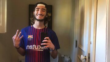 El hijo de Jos&eacute; Mourinho, Jos&eacute; Jr., posando con la camiseta del Bar&ccedil;a y haciendo un tres con la mano tras la victoria de los cul&eacute;s por 0-3 al Real Madrid en el primer cl&aacute;sico de la temporada de Liga 2017/2018 en el Santiago Bernab&eacute;u.