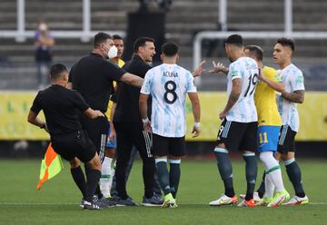 Agentes brasile?os interrumpen el partido.