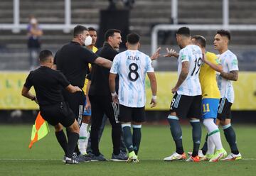 Agentes brasileños interrumpen el partido. 