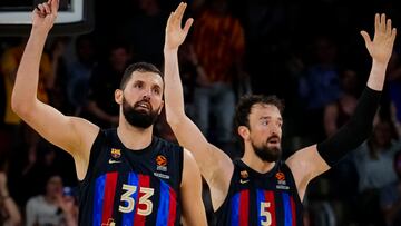 BARCELONA, 26/04/2023.- Los jugadores del Barça Nikola Mirotic (i) y el turco Sertaç Sanli durante el primer partido de los cuartos de final de la EuroLiga que Barça y Zalgiris Kaunas disputan hoy miércoles en el Palau Blaugrana. EFE/ Enric Fontcuberta.