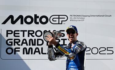 Alegría del piloto español, Álex Márquez, en el podio del Gran Premio de Malasia disputado en el circuito Internacional de Sepang.