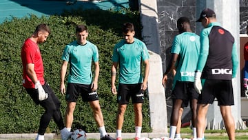 LEZAMA (BIZKAIA)., 05/11/2024.- Unai Simón (i) golpea un balón durante el entrenamiento del Athletic de Bilbao este martes de cara al partido de Liga Europa del jueves ante el Ludogorets en el Huvepharma Arena de Razgrad (Bulgaria). EFE/ Miguel Toña