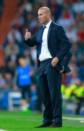 MADRID, SPAIN - OCTOBER 18: Zinedine Zidane, Manager of Real Madrid thumbs up during the UEFA Champions League Group F match between Real Madrid CF and Legia Warszawa at Bernabeu on October 18, 2016 in Madrid, Spain.  (Photo by Gonzalo Arroyo Moreno/Getty