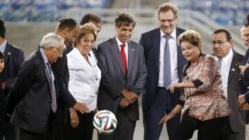 Jérôme Valcke junto a la presidenta de Brasil, Dilma Rousseff, y otros dirigentes.