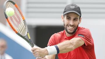 El tenista espa&ntilde;ol Adri&aacute;n Men&eacute;ndez-Maceiras devuelve la bola durante un partido.