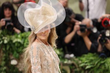 La actriz, Sarah Jessica Parker, posa con un vestido del diseñador británico Richard Quinn y un tocado de Phillip Treacy.