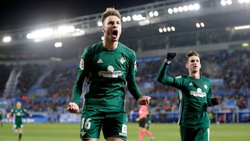 Loren Morón celebra un gol con el Betis ante el Alavés.