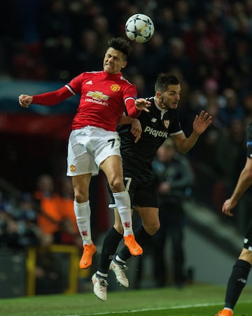 Alexis Sánchez y el Manchester United cayeron por 1-2 en el partido de vuelta de octavos de final ante el Sevilla, y quedó fuera de la Champions League.