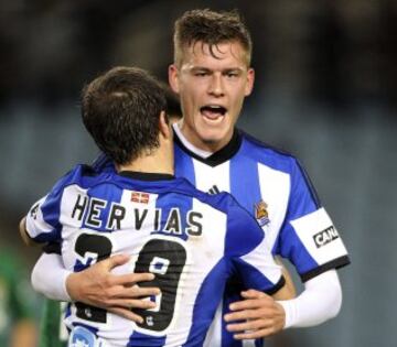 El delantero islandés de la Real Sociedad, Alfred Finnbogason (d), celebra con su compañero Hervías, el primer gol del equipo donostiarra, durante el partido de vuelta de dieciseisavos de final de la Copa del Rey, que disputan esta noche frente al Oviedo en el estadio de Anoeta de San Sebastián. 