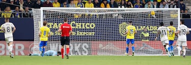El portero del Cádiz, Ledesma, no pudo hacer nada en el disparo de Bellingham que supuso el 0-3.