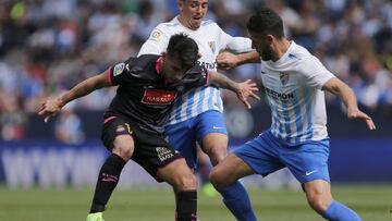 ***CORRIGE IDENTIFICACIÓN***GRA137. MÁLAGA, 04/02/2017.- El delantero paraguayo del Espanyol Hernán Pérez (i) disputa un balón con los jugadores del Málaga Pablo Fornals (c) y defensa argentino Martín Demichelis durante el encuentro correspondiente a la vigésima primera jornada de liga disputado en el estadio de La Rosaleda. EFE/Jorge Zapata