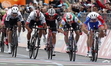 El ciclista colombiano se quedó con la tercera jornada del Giro de Italia tras la descalificación al corredor italiano por un movimiento ilegal en el sprint.