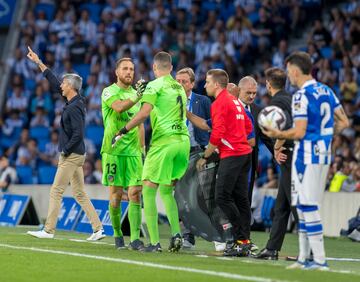 Oblak se va lesionado y entra Grbic en su lugar. 
 