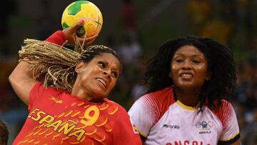 Marta Mangue intenta lanzar durante el encuentro de fase de grupos de balonmano entre España y Angola.