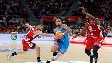 El jugador del Río Breogán Jordan Davis entra a canasta ante la defensa del Casademont Zaragoza, durante el partido correspondiente a la sexta jornada de Liga ACB que disputan en el pabellón Príncipe Felipe de Zaragoza.