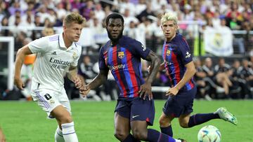 LAS VEGAS, NEVADA - JULY 23: (L-R) Toni Kroos #8 of Real Madrid looks on as Franck Kessie #19 of Barcelona, trailed by teammate Sergi Roberto #20, passes the ball during their preseason friendly match at Allegiant Stadium on July 23, 2022 in Las Vegas, Nevada. Barcelona defeated Real Madrid 1-0. Ethan Miller/Getty Images/AFP
== FOR NEWSPAPERS, INTERNET, TELCOS & TELEVISION USE ONLY ==