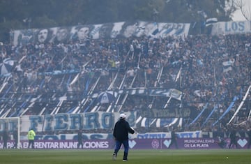 El entrenador argentino volvió al fútbol de su país como nuevo entrenador de Gimnasia La Plata. Los aficionados le aclamaron en el Estadio Juan Carmelo Zerillo.