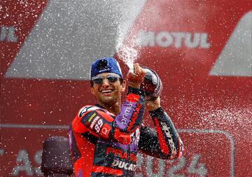 2024 ha sido el a?o de 'Martinator' en la categor¨ªa reina. Tras ser subcampe¨®n en 2023 por detr¨¢s de Bagnaia, el madrile?o alcanza su sue?o de ser campe¨®n de MotoGP bati¨¦ndose de nuevo en duelo con el italiano. Un t¨ªtulo que une al logrado en 2018 en Moto3 despu¨¦s de cinco a?os de sequ¨ªa en la cilindrada peque?a. Su pr¨®ximo reto le espera en Aprilia.