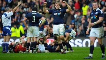 Jonny Gray celebra la victoria de Escocia.