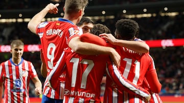 MADRID, 14/04/2025.- Los jugadores del Atlético de Madrid celebran el cuarto gol del equipo colchonero durante el partido de LaLiga de fútbol que Atlético de Madrid y Real Valladolid disputan este lunes en el estadio Metropolitano. EFE/Mariscal