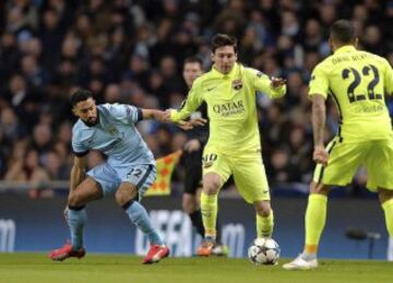 El delantero argentino del FC Barcelona, Lionel Messi y Gael Clichy.