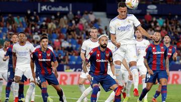 VALENCIA, 22/08/2021.- El extremo del Real Madrid Lucas V&aacute;zquez (2-d) despeja un bal&oacute;n de cabeza durante el partido de la segunda jornada de LaLiga que Levante UD y Real Madrid juegan hoy domingo en el estadio Ciutat de Valencia. EFE/Juan Ca