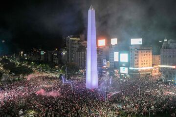 Los aficionados de River celebran el triunfo de su equipo en la Final de la Copa Libertadores ante Boca en la Plaza del Obelisco.